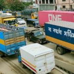 লরি ড্রাইভারের বুদ্ধিমত্তায় বেঁচে গেল তরুণ !