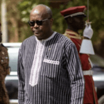 ব্রিটেনে ভ্রমণকারীদের জন্যে বাধ্যতামূলক করোনা পরীক্ষা বাতিল হচ্ছে।