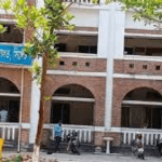 ট্রেনের অগ্রিম টিকিটের জন্যে উপচে পড়া ভিড়।